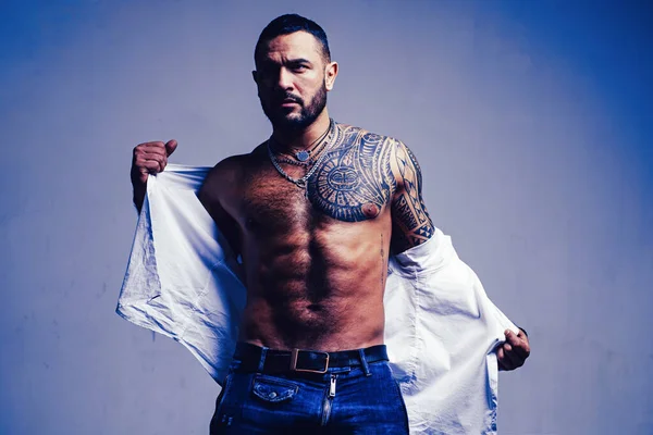 Carisma de confiança. homem machista muscular com corpo atlético. desporto e fitness, saúde. abdominais sexy de homem tatuagem. moda masculina. Torso desportivo brutal. esteróides. corpo muscular sexy. homem musculoso — Fotografia de Stock