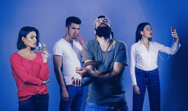 Kötü alışkanlıklar ya da bağımlılık. Alkol ve kokain ya da tütün bağımlılığından muzdarip olan insanlar selfie bağımlılığı gibi davranışlara maruz kalmaktadır. Madde kullanımı ve davranış bağımlılığı na bağımlı kadın ve erkek grubu