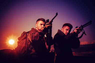 Avcının silueti. Güzel Günbatımında Tüfek Avcısı Silueti. Rusya 'da avlanmak. Avcılık, hayvanları öldürmek ya da tuzağa düşürmektir. İzini sür.