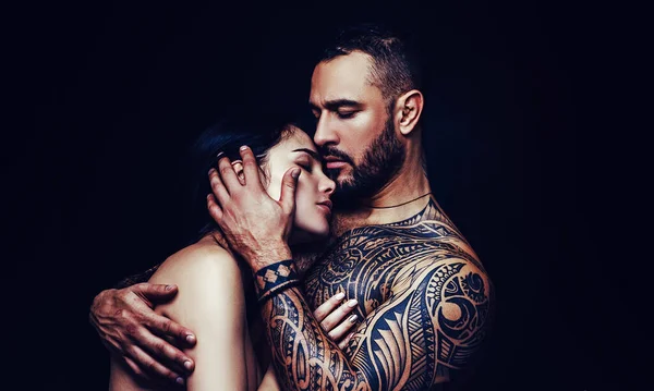 Amor y deseo. Hombre latino abrazando a una mujer adorable con amor. Pareja sensual enamorada. El amor erótico del hombre hispano y la mujer sexy —  Fotos de Stock