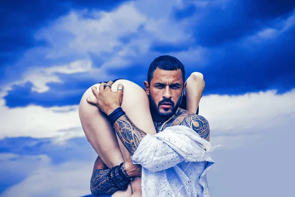 Hombre guapo latino y culo sexy. Erotica. Atractiva pareja hace el amor . —  Fotos de Stock