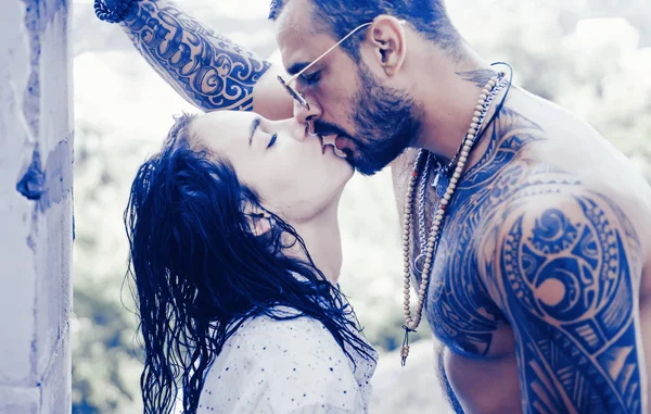 Casal de amor da paixão. Momento romântico. Bonito tipo musculoso e mulher sexy incrível. Casal cosmopolita. Amor e namoriscar. Homem musculoso e ajuste magro jovem beijo feminino. Alguns objetivos . — Fotografia de Stock