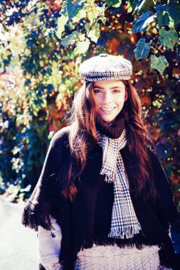 Sonbahar Satılık. Güzel mutlu kız park veya sıcak örme eşarp ormanda yürüyüş sonbahar açık portresi.