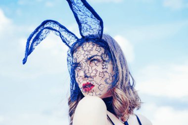 Şehvetli kadınlar Paskalya tatiline hazırlanıyor. Tavşan kulağı takan çekici genç bir kadın. Yakın plan portre.