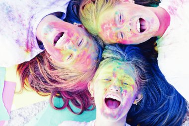 Sonsuza kadar en iyi arkadaş. Çılgın hippi kızlar. Yaz havası. Olumlu ve neşeli. Mutlu gençlik partileri. İyimser. Bahar titreşimleri. Renkli neon boya makyajı. Yaratıcı vücut sanatı olan çocuklar. dostluk