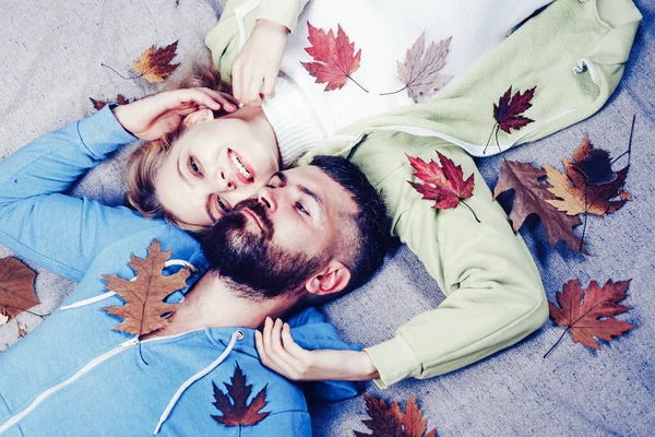 愛のロマンチックなカップルは。紅葉まつり。テキストのためのスペースにコピーします。服や色の傾向。ブラックフラ イデーのセール。トレンド流行の秋コピー スペース. — ストック写真