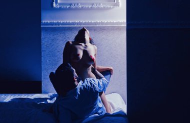 Zevk veya orgazm yoğun bir his. Orgazm ulaşan şehvetli kadın ve adam. Çift aşk eş zamanlı orgazm için seks. Seksi çift yatakta aşk yapma, orgazm kavramı