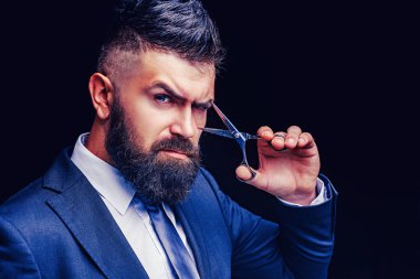 Makas kavramı. Sakallı dostum, sakallı hippi. Şık adam sakal. Makas Kuaför. Vintage berber, tıraş. Uzun Sakal, bıyık ile beyaz hipster.