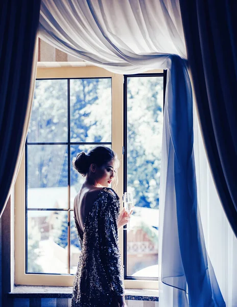 Feestelijke vrouwen met champagne. Feestconcept. Luxe feest en vakantie. Mooie gelukkige vrouw op feest luxe feest. Verjaardag of oudejaarsavond viering. — Stockfoto