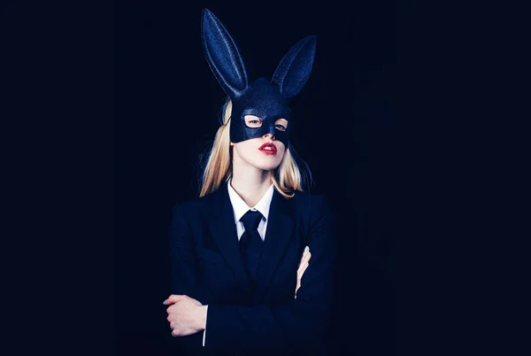 Easter bunny vrouw. Egg hunt. Vrouw konijn easter bunny meisje. Blonde vrouw in konijn bunny oren. Close-up van winking bunny meisje gezicht. Konijn vrouw dragen van oren. — Stockfoto