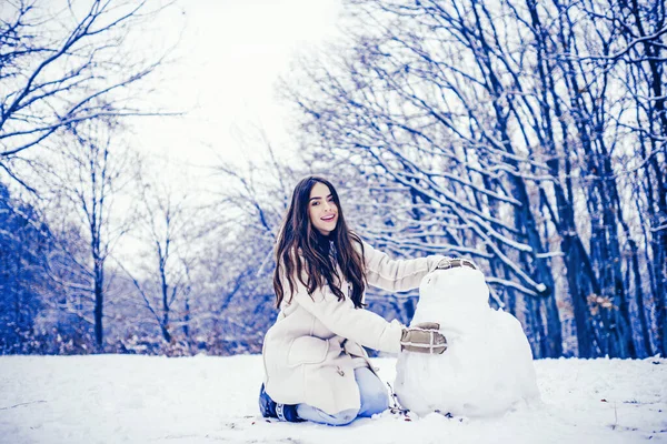 冬のコンセプトです。世界的な冷却します。雪の中の人。女性の冬のポートレート。山の女性。若い女性の冬の雪の風景の冬の肖像. — ストック写真