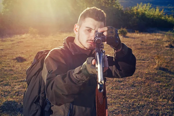 Arma de caça. Caçador com espingarda à caça. Calibres de espingardas de caça. Localiza. Retrato de hamdsome Hunter . — Fotografia de Stock