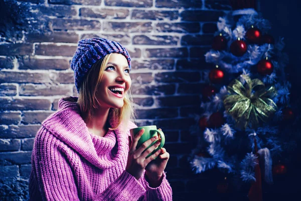 Mulled wine, winter drinks. Portrait of a young beautiful smiling, winter woman. Happy new year. Christmas tree decorate at home. Smiling woman decorating Christmas tree at home. — Stock Photo, Image