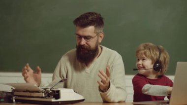 Eski daktilo ve dizüstü bilgisayar. Baba ve oğul. Yaşlılar ve gençler. Teknoloji ilerlemesi.