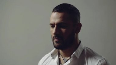 Ergen duyguları. Adam dikkatle dinliyor. İlgi doluyum. Dikkatimi çektin. Yakından..