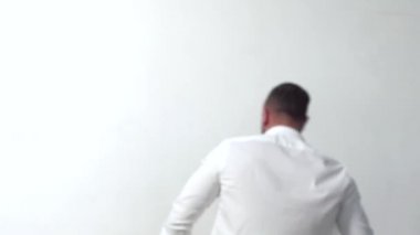 Adam çok sinirli ve agresif bağırıyor. Stresli genç adam çığlık atıyor. Kızgın agresif adam vahşi bir ifadeyle bağırıyor..