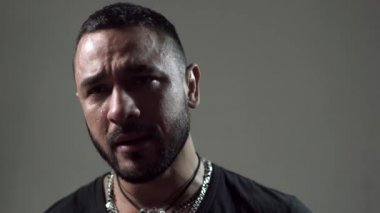 Ağlama sorunu olan bir adam - yakın plan portresi. Ağlayan insanlar konsepti. Ağlayan yetişkin bir adamın gözlerinde yaşlar. Gerçek duygular.