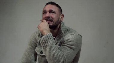 Ağlayan sarhoş insanlar. Alkolizm, alkol bağımlılığı ve insan konsepti. Alkolik depresif ve alkolik bir adam dramatik bir şekilde ağlıyor. Erkek hissi.