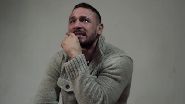 Gente borracha llorando. Alcoholismo, adicción al alcohol y concepto de personas. Hombre adicto alcohólico deprimido y borracho llorando en un fondo dramático. Emoción del hombre . — Vídeos de Stock