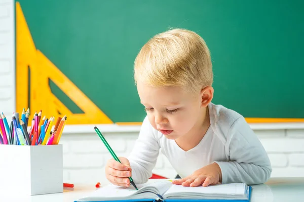 学校の教室で黒板の近くの子供。１日目だ。個人指導。教育. — ストック写真