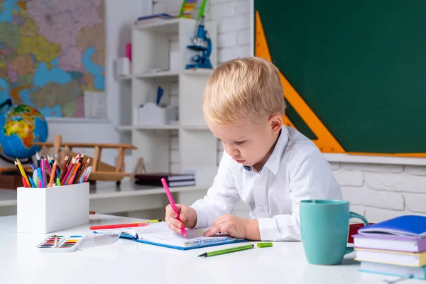 Depois da escola. Miúdos da escola felizes na aula. Tutoria infantil. Miúdos da escola. Escola primária em sala de aula . — Fotografia de Stock