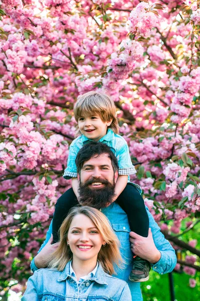 Portrét šťastné rodiny venku. Matka, otec a syn. Mladá šťastná rodina tří baví spolu venku. — Stock fotografie