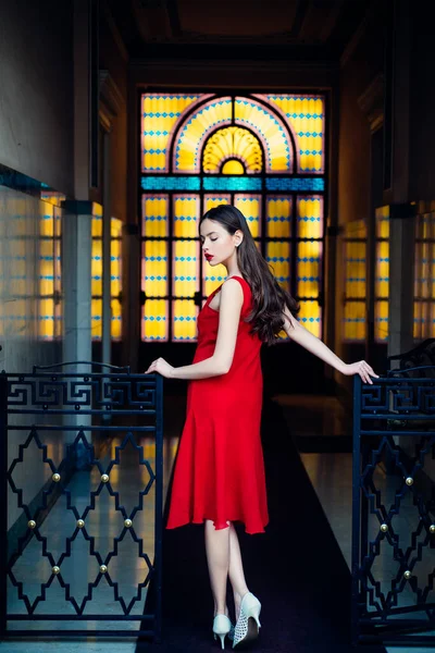 Young woman posing. Sensual woman. Outdoor lifestyle portrait of amazing glamorous luxury woman posing in city center. Cheerful happy young beautiful girl. — Stock Photo, Image