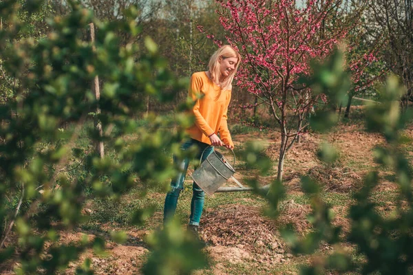 Young daughter planting vegetable in home garden field. Gardener girl gardening on spring garden. — Stock Photo, Image