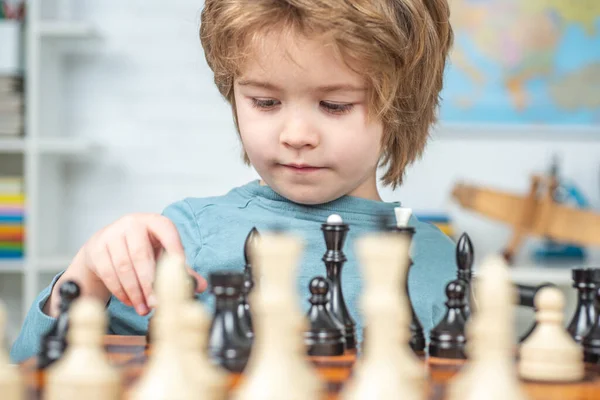 Šachová strategie. Kluk hraje šachy. Přemýšlející dítě. — Stock fotografie