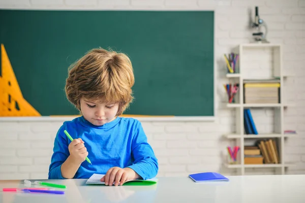 Tillbaka till skolan. Skolbarn mot grön tavlan. Individuell handledning. Utbildning. Lärande för barn. — Stockfoto