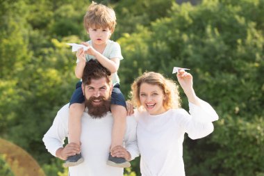 Yazlık sahada çocuklu mutlu bir aile. Uçma hayali. Baba, anne ve oğul kamp yapıyor. Baba, anne ve oğul. Komik zamanlardı. Tatilde mutlu bir aile. Kırsal yaşam.