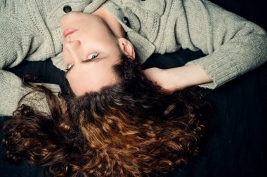 Genç, ciddi bir adam. Yüzünde ciddi bir ifade olan yakışıklı bir genç adam. Yakışıklı genç adam. Sıradan ciddi bir adamın portresi. Yaşam tarzı insan konsepti.