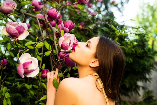 Dziewczyna ze źródła piękności z magnolią Flovers. Czułość zmysłowa kobieta. Pasja i zmysłowy dotyk. — Zdjęcie stockowe