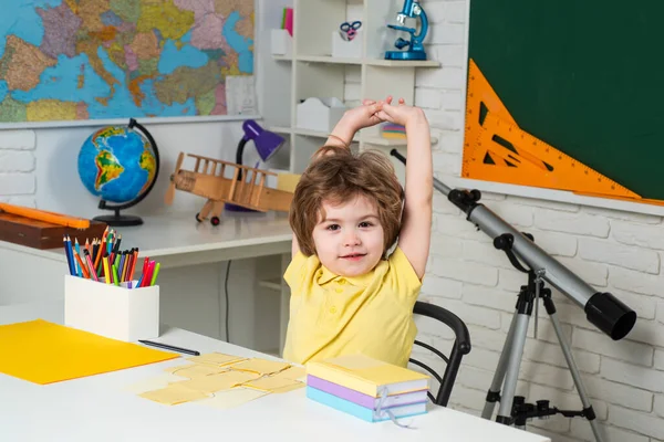 Kind in de buurt van schoolbord in de klas. Gelukkige schoolkinderen bij de les. — Stockfoto