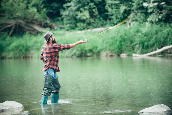 Pesca masculina. Pescadores barbudos. Vuela aventuras de pesca. Escapada rural. El pescador atrapa un pez. Pesca en el río. Feliz humano alegre. Unidos con la naturaleza . —  Fotos de Stock