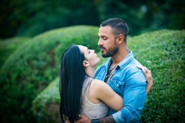 Genç ve hassas sevgili, seksi bayanın yumuşak tenine dokunmayı sever. Duygusal bir ilişki. Samimiyet, şehvetli bir kavram. Genç ve tahrik olmuş bir erkekle seksi girişimci kadın..