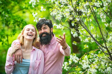 Çiftçiler bahar doğasını severler ve bitkileriyle ilgilenirler. Baharda patateslerle çalışan mutlu çiftçiler..