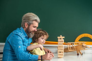 Bireysel öğretim. Öğrenciler için ev okulu. Eğitim süreci - Jenga Oynamak.