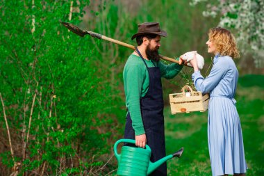 Bahar aile hobisi olarak bitkiler ve bahçıvanlık. Güzel bir bahar günü. Bahçıvanlık tarım ve insan konsepti.