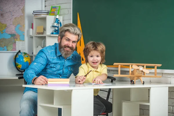 Tutor de escuela primaria. Profesor y alumno en el aula. Alumno de primaria en el interior. Agencia de tutoría. Estudio en casa . —  Fotos de Stock