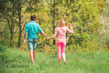 Bahçede çalışan bir çift çiftlik. Yaz çiftçiliği. Çiftçilik ve insanların konsepti..