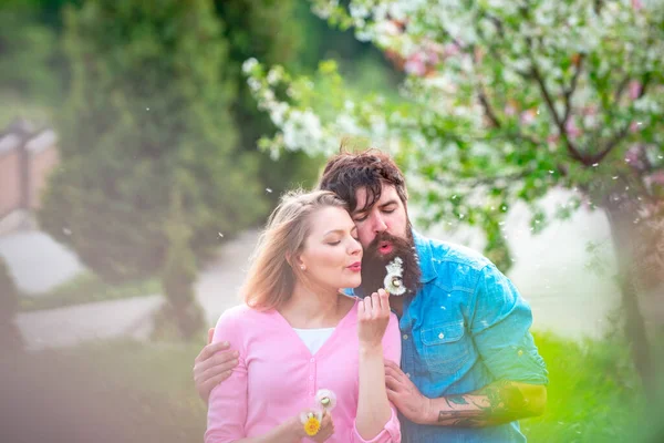 Pareja disfrutando de un momento en floreciente jardín. Pareja pasar tiempo en el jardín de árboles florecientes primavera. Tema Día de San Valentín. Concepto de amor . —  Fotos de Stock