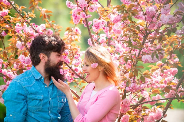 Frohe Ostern. Paar in der Nähe eines Baumes. Glückliches verliebtes Paar im Freien. Verliebtes Paar. — Stockfoto