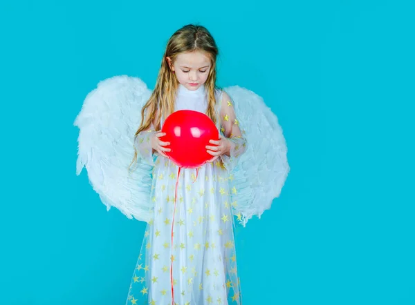 Ημέρα του Αγίου Βαλεντίνου για παιδιά. Χαριτωμένο κορίτσι που ποζάρει με φτερά αγγέλου. Παιδί άγγελος με όμορφα φτερά. Η κάρτα του Αγίου Βαλεντίνου. Μοιάζει με άγγελο.. — Φωτογραφία Αρχείου