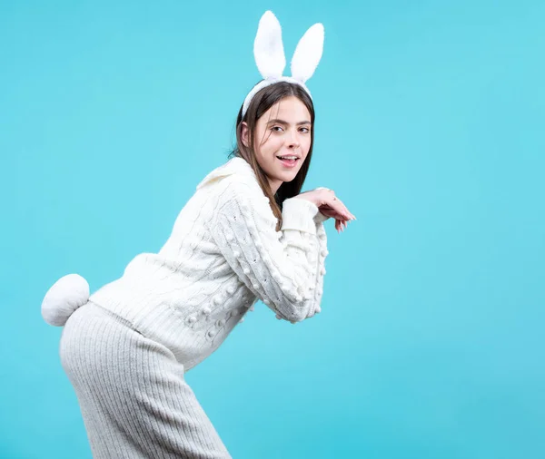 Zabawna wielkanocna dziewczyna w króliczych uszach na Wielkanoc. Piękna kobieta w stroju królika. — Zdjęcie stockowe