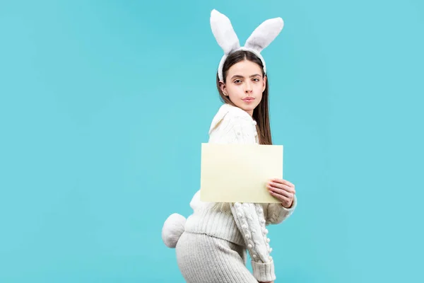 Funny rabbit bunny girl with paper for text. Copy spase. — Stock Photo, Image