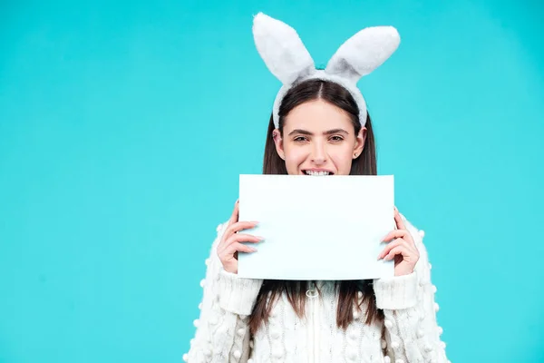 Portrait of funny Easter bunny woman hold board. — Stock Photo, Image