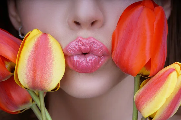 Mujer con un beso de tulipanes. Los labios sensuales. Besándome. 8 marzo día de las mujeres. — Foto de Stock