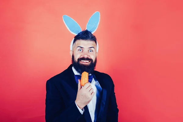 Uśmiech Wielkanoc. Wesołych Świąt i zabawny dzień Wielkanocy. Króliczek królik człowieka z bunny uszy świętuje Wielkanoc. — Zdjęcie stockowe