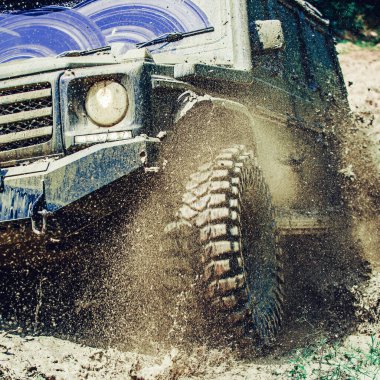 Off-Road Dağ yolda seyahat. Kavram büyük 4 x 4 araba ile seyahat. Çamur ve su sıçrama off-road yarış içinde. Hareket ve güç kavramı.